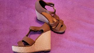 Sandalias de cuña marrones