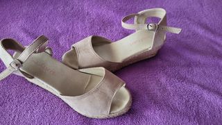 Sandalias de cuña beige