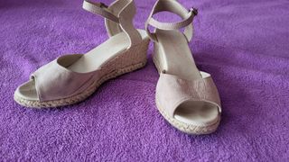 Sandalias de cuña beige