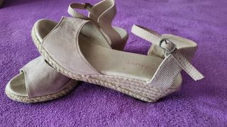 Sandalias de cuña beige