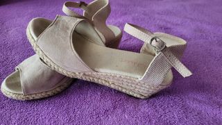 Sandalias de cuña beige