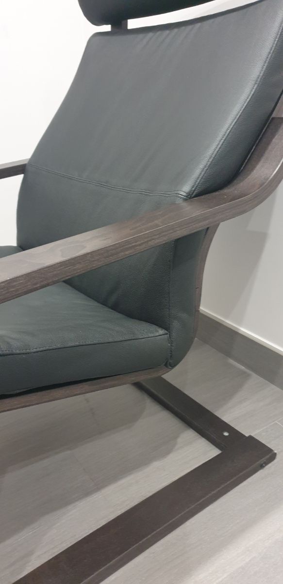 POÄNG de piel negro