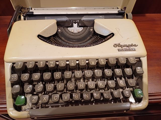 Maquina de escribir portátil vintage