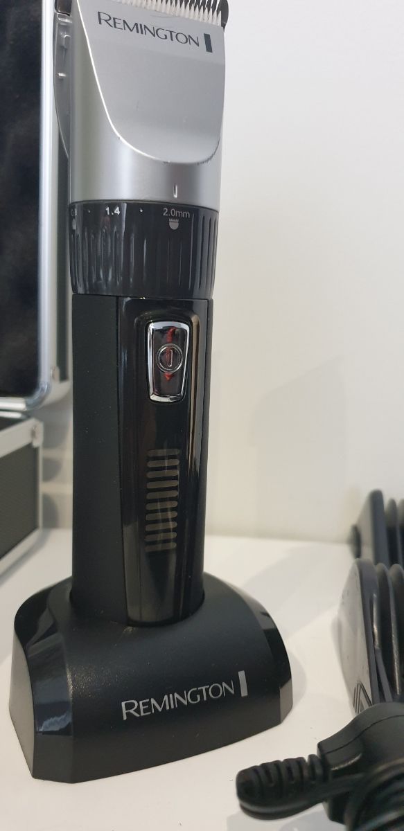 Máquina de cortar el pelo inalámbrica Remington.