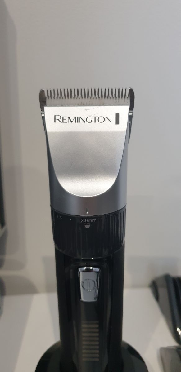 Máquina de cortar el pelo inalámbrica Remington.