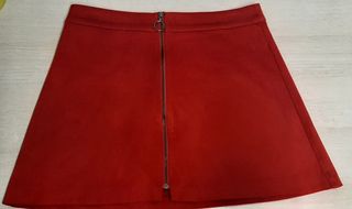 Minifalda roja terciopelo y body negro 