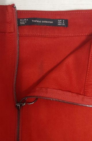 Minifalda roja terciopelo y body negro 