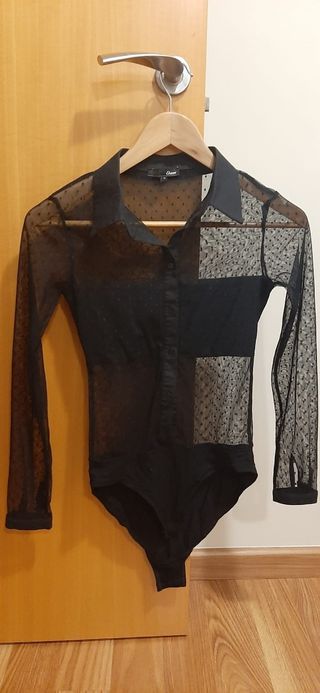 Minifalda roja terciopelo y body negro 