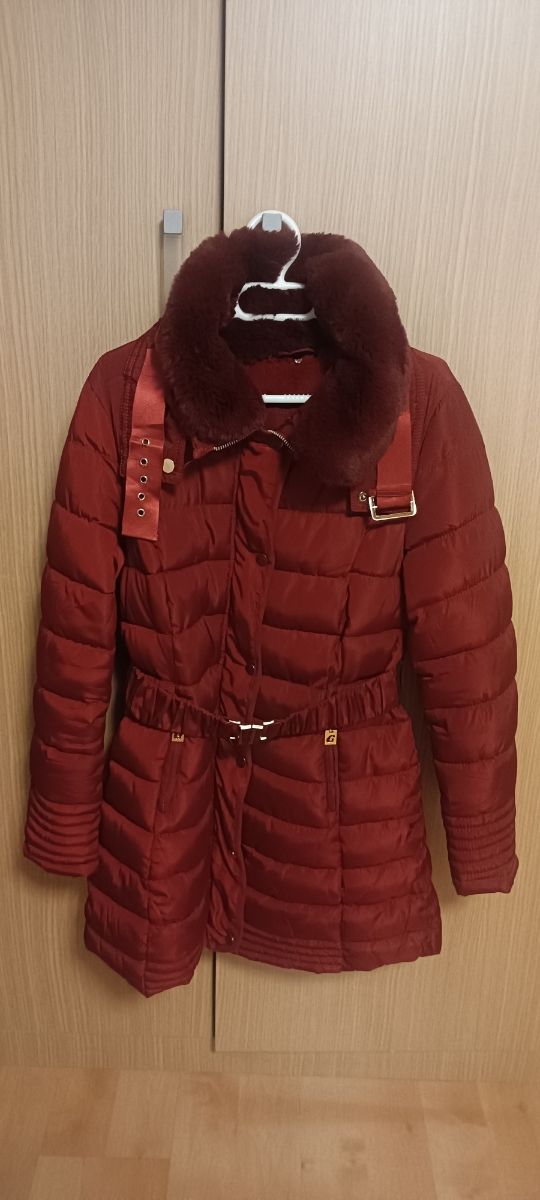 Abrigo rojo forrado con pelito