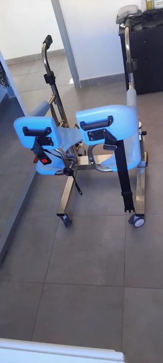 SILLA DE RUEDAS PARA AYUDAR A BAÑAR 