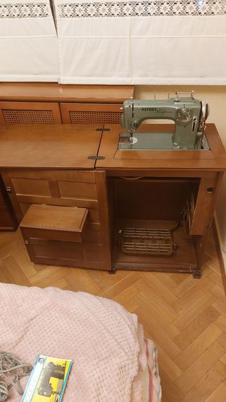 Maquina de coser Refrey + Mueble