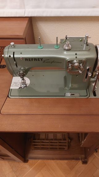 Maquina de coser Refrey + Mueble