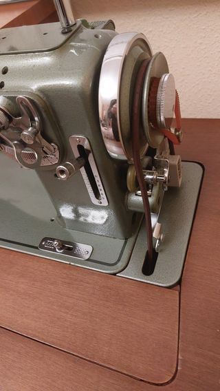 Maquina de coser Refrey + Mueble