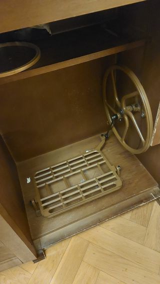 Maquina de coser Refrey + Mueble