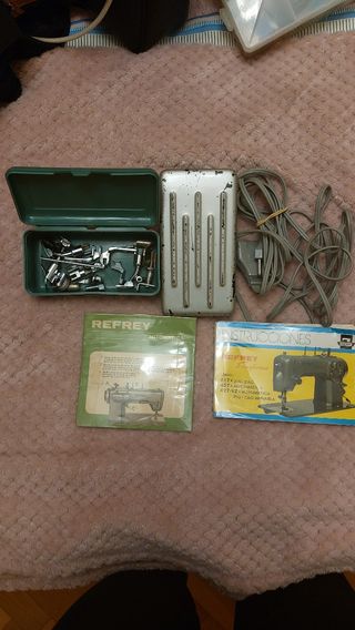 Maquina de coser Refrey + Mueble