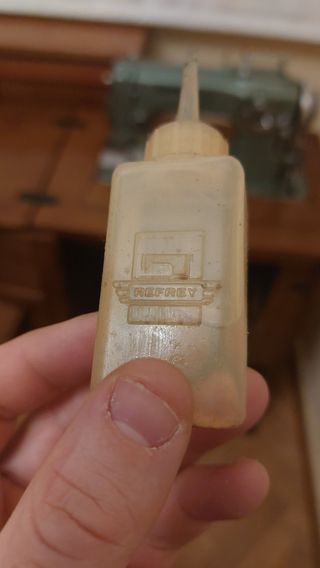 Maquina de coser Refrey + Mueble