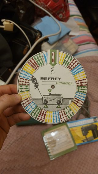 Maquina de coser Refrey + Mueble