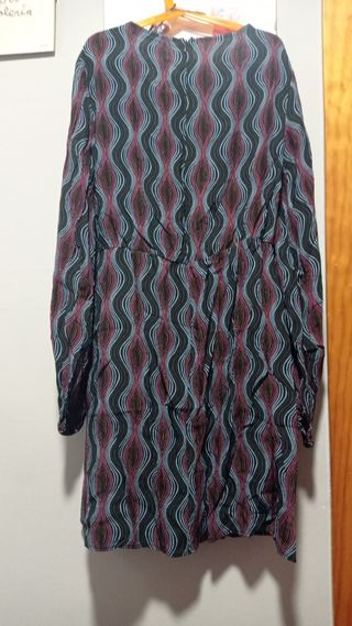 Vestido mujer con aberturas laterales.