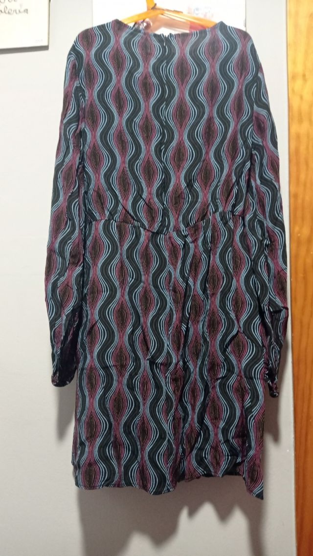 Vestido mujer con aberturas laterales.