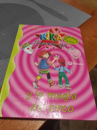 Kika Superbruja y la magia del circo (Kika Superbruja / Kika Superwitch) (Spanish Edition)