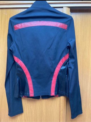 Cazadora motera Y2K. Perfil solidario