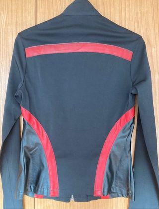 Cazadora motera Y2K. Perfil solidario