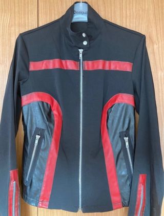 Cazadora motera Y2K. Perfil solidario