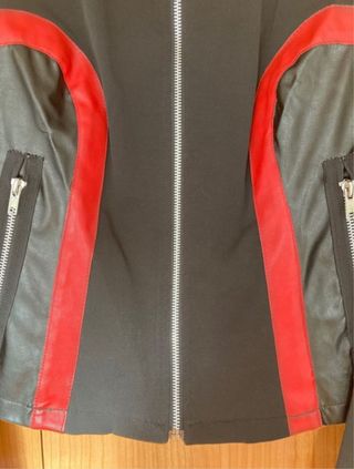 Cazadora motera Y2K. Perfil solidario