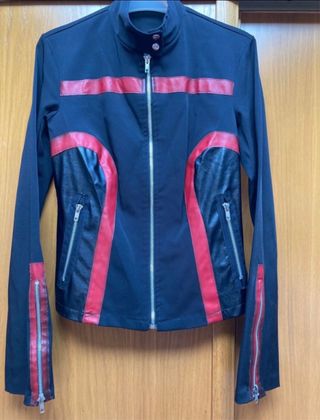 Cazadora motera Y2K. Perfil solidario