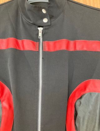 Cazadora motera Y2K. Perfil solidario