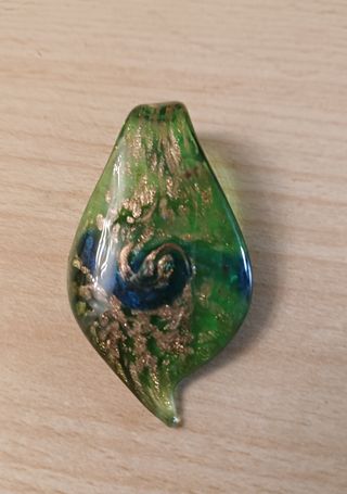 1.- Colgante de cristal de Murano verde y dorado.