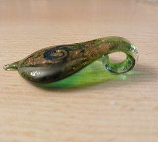 1.- Colgante de cristal de Murano verde y dorado.