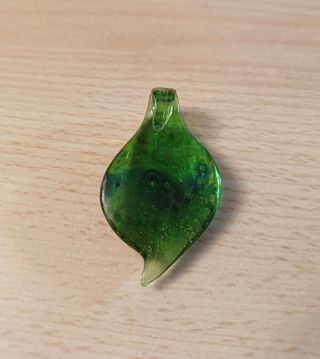1.- Colgante de cristal de Murano verde y dorado.