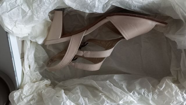 Sandalias piel beig/nude. Peter Kaiser. T. 37