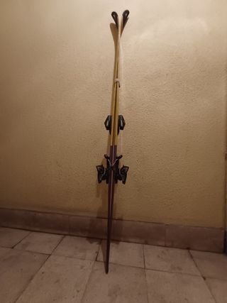 Tablas de esquiar con fijaciones 