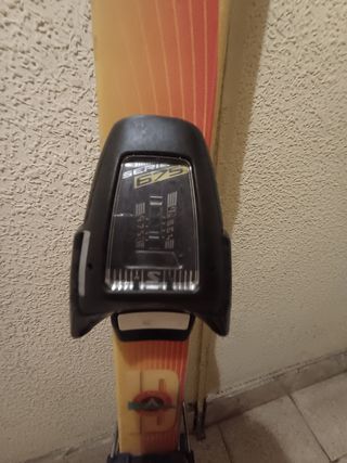Tablas de esquiar con fijaciones 