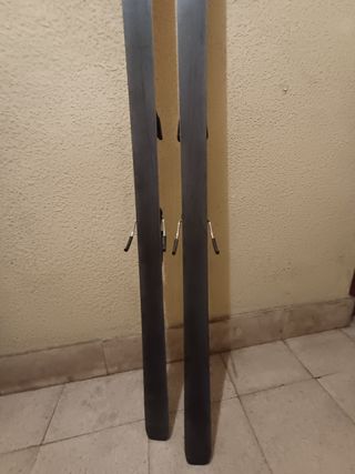 Tablas de esquiar con fijaciones 