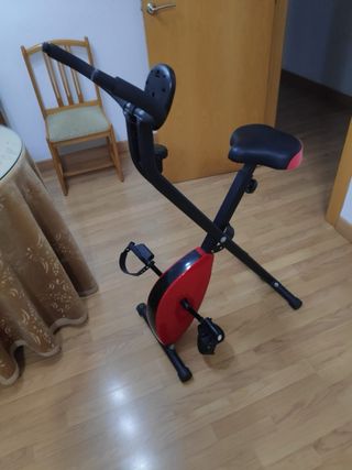 Bicicleta estática roja en perfecto estado