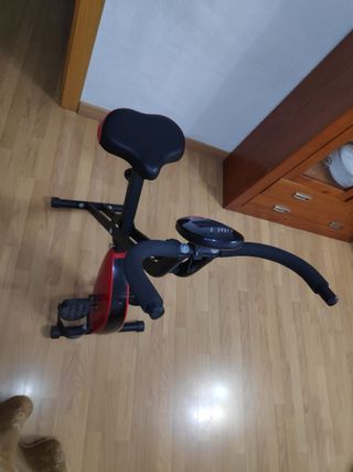 Bicicleta estática roja en perfecto estado