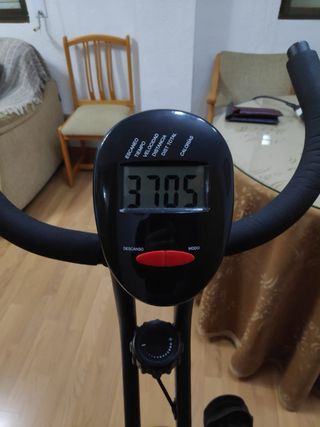 Bicicleta estática roja en perfecto estado