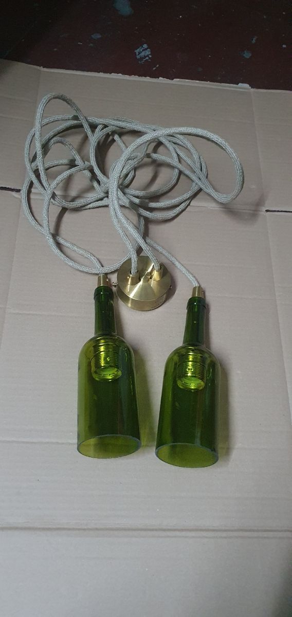 Lampara hecha con dos botellas de vino