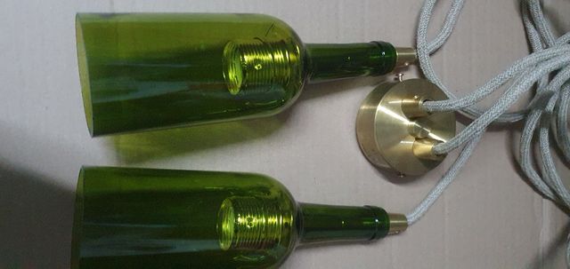 Lampara hecha con dos botellas de vino
