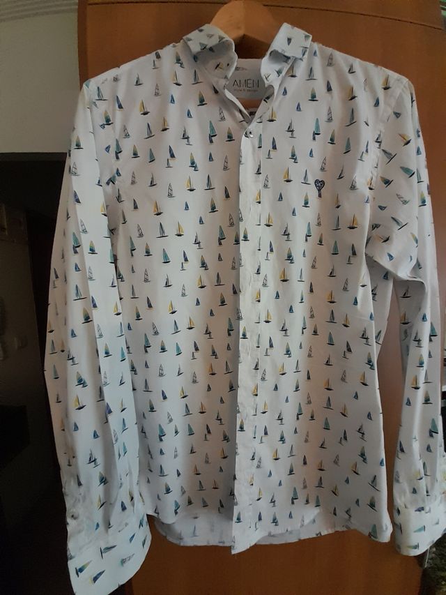 Camisa blanca con barquitos de colores