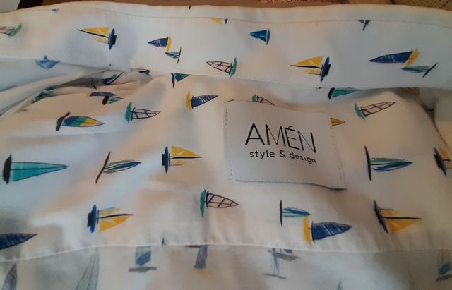 Camisa blanca con barquitos de colores