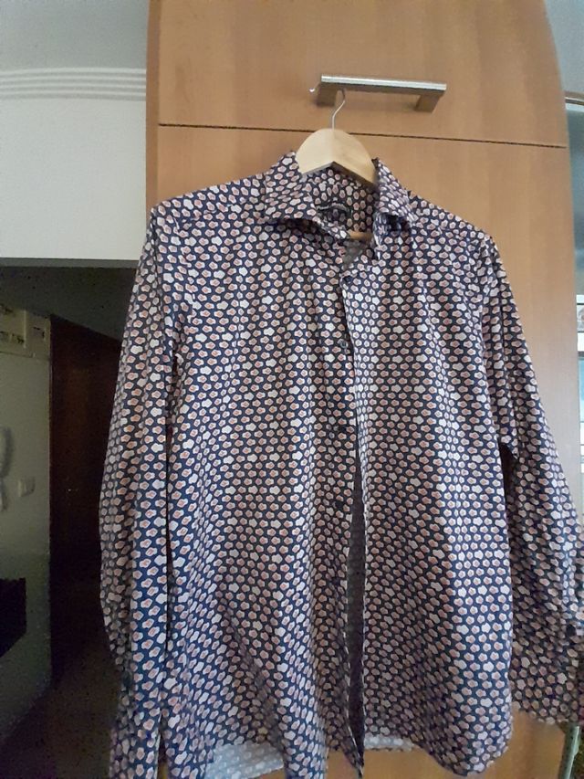 Camisa azul marino con peces