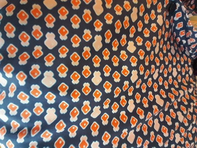 Camisa azul marino con peces