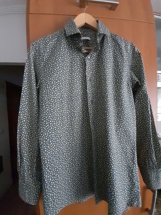 Camisa azul con flores amarillas