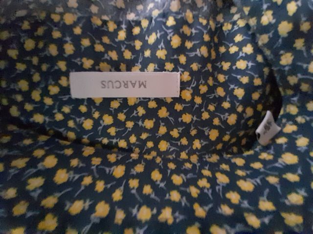 Camisa azul con flores amarillas