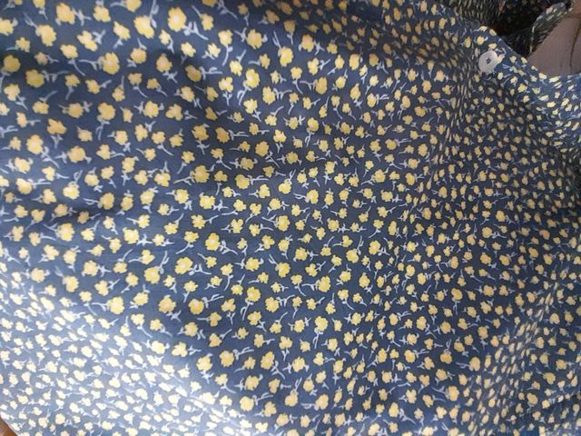 Camisa azul con flores amarillas