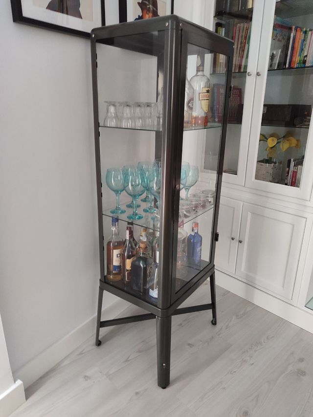 Vitrina gris oscuro metal FABRIKOR IKEA
